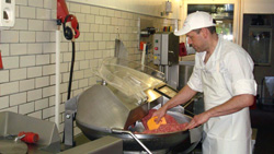 Wir fertigen alle Fleisch- und Wurstwaren selbst ohne Zusatz von Geschmacksverstärkern oder Konservierungsmitteln!
